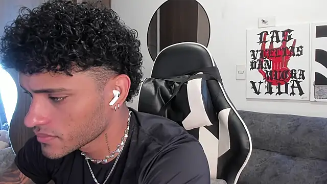 Snapshot of Alessandro_Vanni chatting on December 18, 2025, 2:34 pm Alessandro Vanni online show from December 18, 2025, 2:34 pm