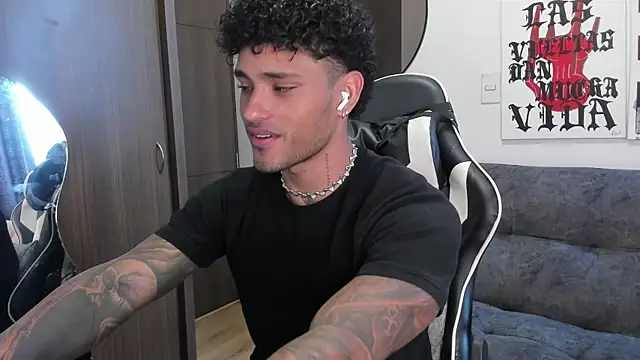 Snapshot of Alessandro_Vanni chatting on December 20, 2025, 3:19 pm Alessandro Vanni online show from December 20, 2025, 3:19 pm