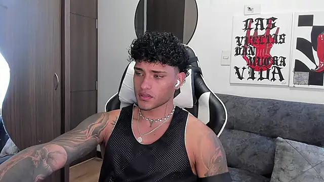 Snapshot of Alessandro_Vanni chatting on December 22, 2025, 3:42 pm Alessandro Vanni online show from December 22, 2025, 3:42 pm