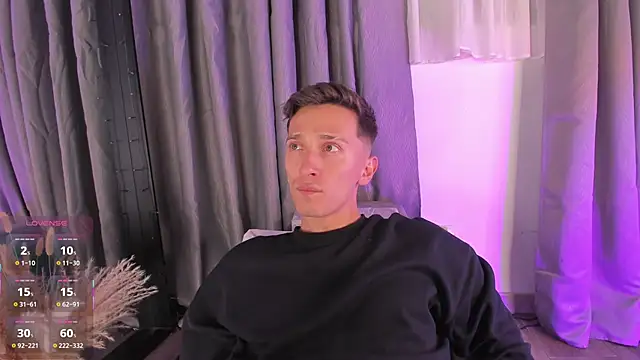 Snapshot of Thiago_jones chatting on October 24, 2025, 11:45 pm Thiago jones online show from October 24, 2025, 11:45 pm