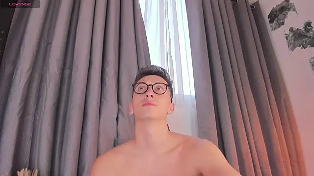 Snapshot of Thiago_jones chatting on November 11, 2025, 9:48 pm Thiago jones online show from November 11, 2025, 9:48 pm