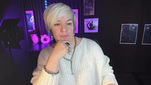 CarmenSoft online show from November 4, 2025, 8:19 pm