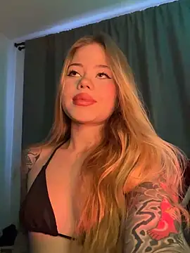Snapshot of curchez_ chatting on December 17, 2024, 10:22 pm curchez online show from December 17, 2024, 10:22 pm