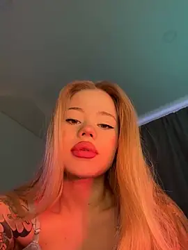 Snapshot of curchez_ chatting on December 18, 2024, 10:24 pm curchez online show from December 18, 2024, 10:24 pm