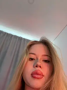 Snapshot of curchez_ chatting on February 23, 2025, 7:17 pm curchez online show from February 23, 2025, 7:17 pm
