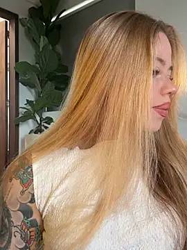 curchez  online show from April 6, 2026, 8:43 pm