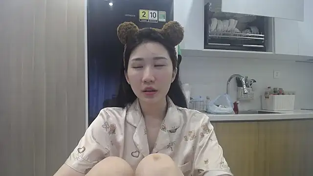 Asiagirll online show from May 16, 2026, 10:47 am