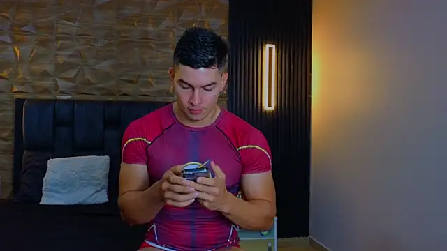 Snapshot of FelipeAndMarcello3 chatting on February 20, 2025, 11:10 pm FelipeAndMarcello3 online show from February 20, 2025, 11:10 pm