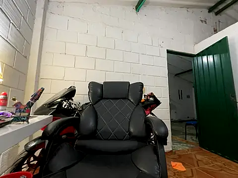 Max TheHorseDick online show from November 18, 2025, 10:47 pm