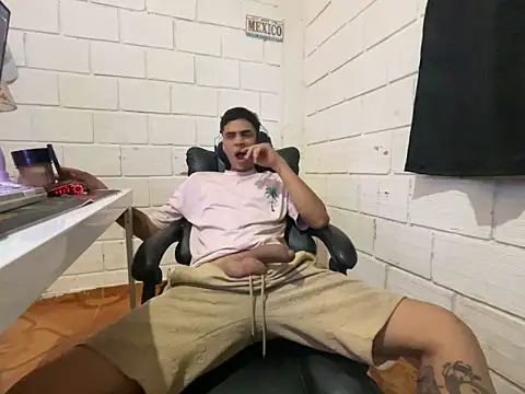 Snapshot of Max_TheHorseDick chatting on May 17, 2026, 12:19 am Max TheHorseDick online show from May 17, 2026, 12:19 am