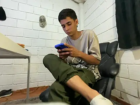 Snapshot of Max_TheHorseDick chatting on July 2, 2026, 2:33 am Max TheHorseDick online show from July 2, 2026, 2:33 am