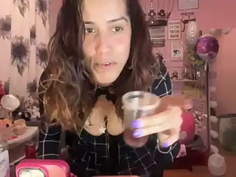 Snapshot of latinacubana chatting on January 4, 2025, 9:54 am latinacubana online show from January 4, 2025, 9:54 am