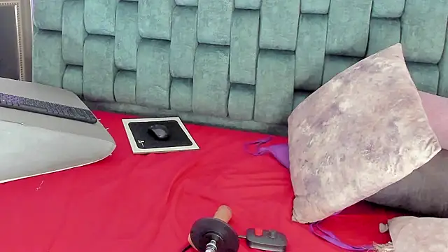 Snapshot of IsiisLovei chatting on February 11, 2026, 2:44 pm IsiisLovei online show from February 11, 2026, 2:44 pm