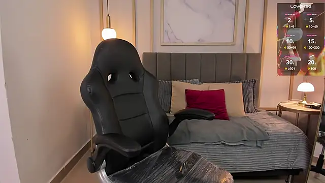 Holly madison  online show from April 22, 2026, 1:12 pm