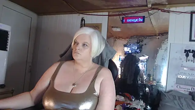 sexychazza16 online show from November 20, 2025, 8:30 pm