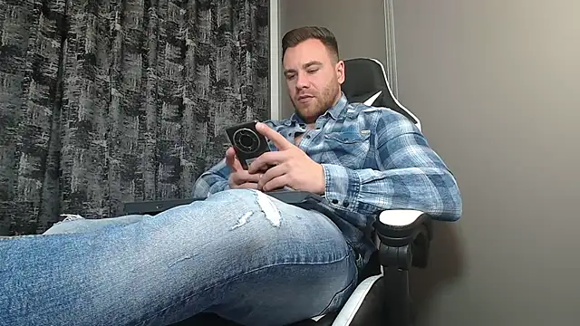 Snapshot of Thori92 chatting on February 17, 2025, 6:15 pm Thori92 online show from February 17, 2025, 6:15 pm