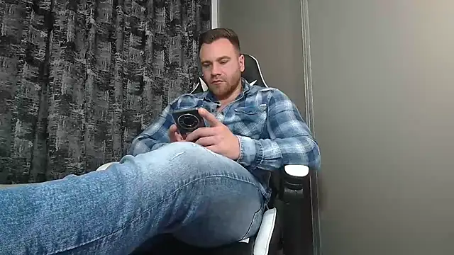 Snapshot of Thori92 chatting on February 17, 2025, 9:19 pm Thori92 online show from February 17, 2025, 9:19 pm