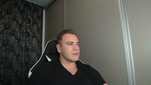 Snapshot of Thori92 chatting on September 18, 2025, 6:10 pm Thori92 online show from September 18, 2025, 6:10 pm