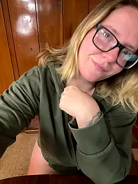 Lizzyloo online show from November 23, 2025, 1:27 am