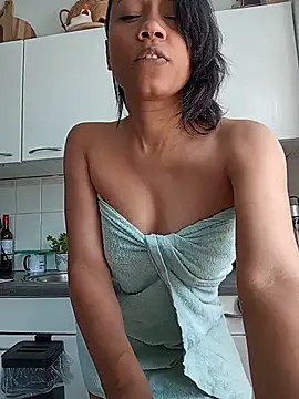 Therainqueen online show from July 6, 2026, 10:45 am