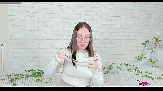 Snapshot of LinaKenny chatting on November 10, 2025, 6:40 pm LinaKenny online show from November 10, 2025, 6:40 pm