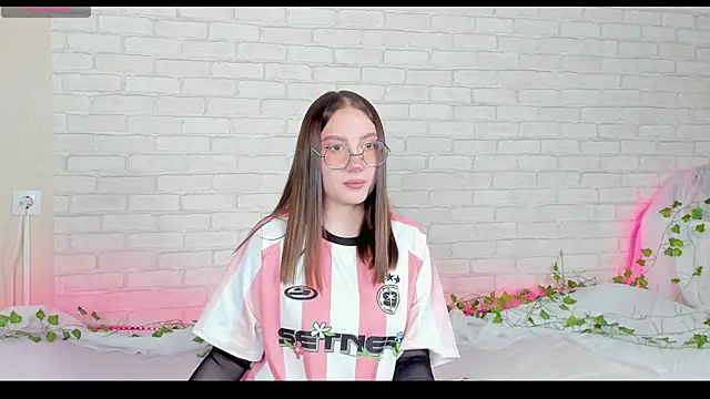 Snapshot of LinaKenny chatting on November 12, 2025, 5:35 pm LinaKenny online show from November 12, 2025, 5:35 pm