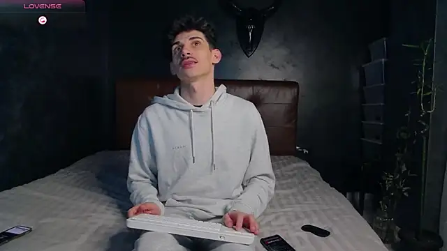 Snapshot of DanielCrush1 chatting on March 19, 2026, 3:27 pm DanielCrush1 online show from March 19, 2026, 3:27 pm