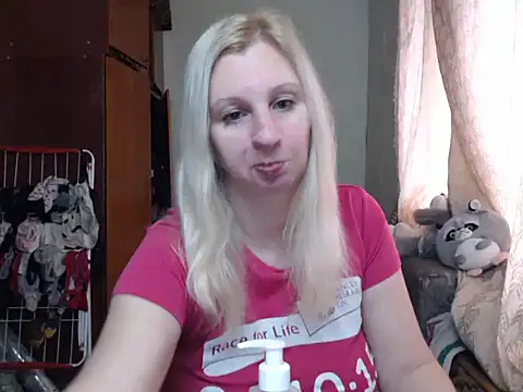 Snapshot of BustyBlond chatting on January 22, 2025, 11:01 am BustyBlond online show from January 22, 2025, 11:01 am