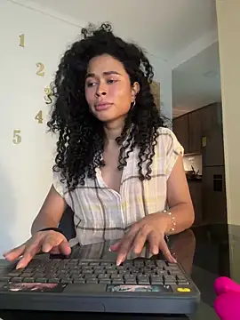 GabriSaenz online show from December 21, 2024, 10:40 pm