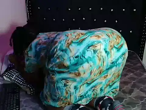 Snapshot of Toomuchbooty33 chatting on November 28, 2025, 7:27 pm Toomuchbooty33 online show from November 28, 2025, 7:27 pm