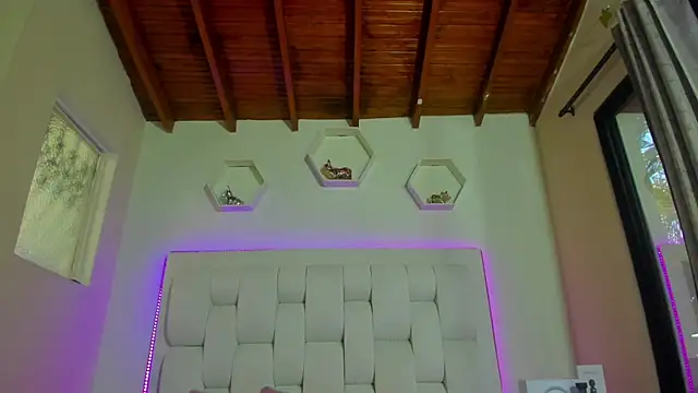 shanakendall online show from November 7, 2025, 2:28 pm