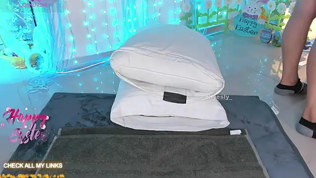 ohyesly  online show from April 3, 2026, 10:13 am