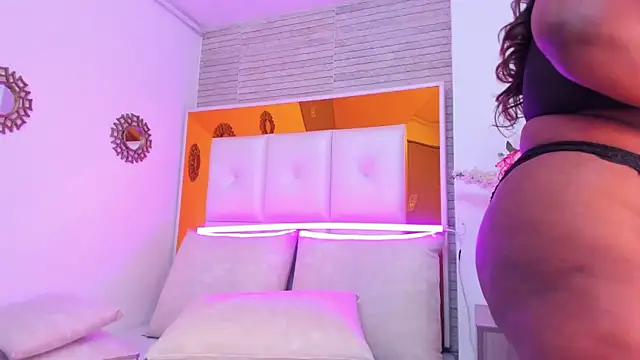 ShaniaBrownn online show from January 16, 2025, 11:06 pm