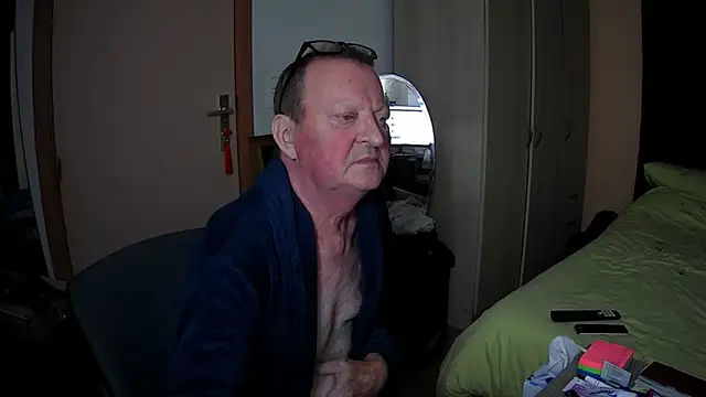 passifsoumis1963 online show from December 14, 2025, 6:01 pm