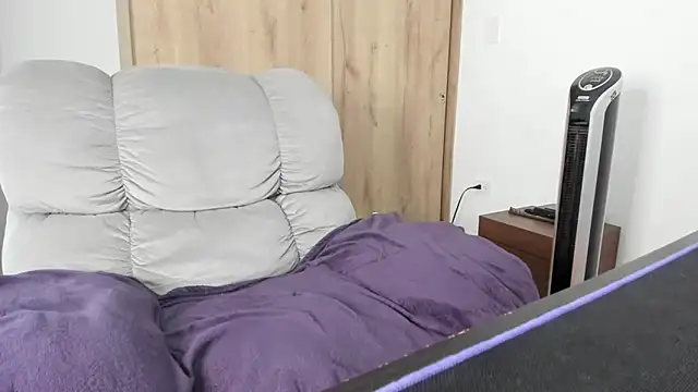 xspecialoomx online show from April 13, 2026, 7:41 pm