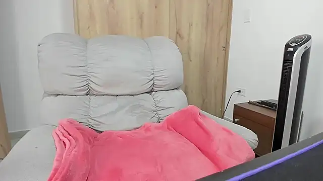 xspecialoomx online show from April 15, 2026, 7:58 pm