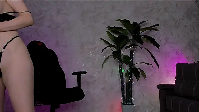 Snapshot of Emma7 chatting on June 21, 2026, 2:14 am Emma7 online show from June 21, 2026, 2:14 am
