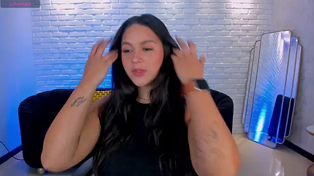 ToriCrossX online show from March 4, 2025, 1:17 pm