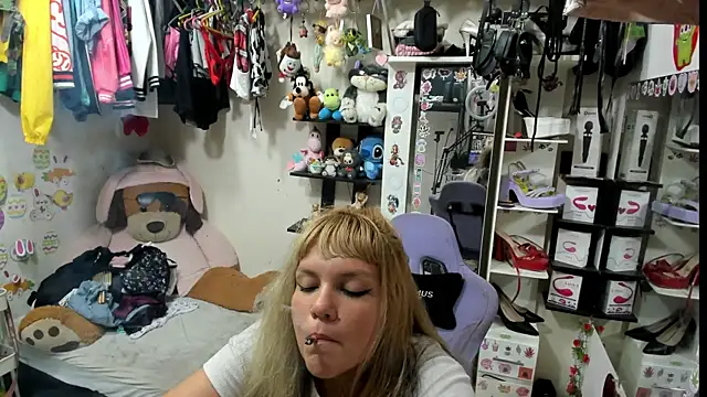 Snapshot of allsson_queen chatting on July 12, 2026, 2:02 am allsson queen online show from July 12, 2026, 2:02 am