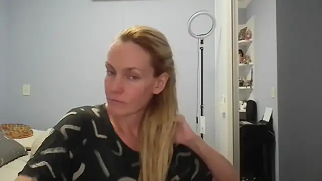 Annylove1 online show from April 6, 2026, 11:49 pm