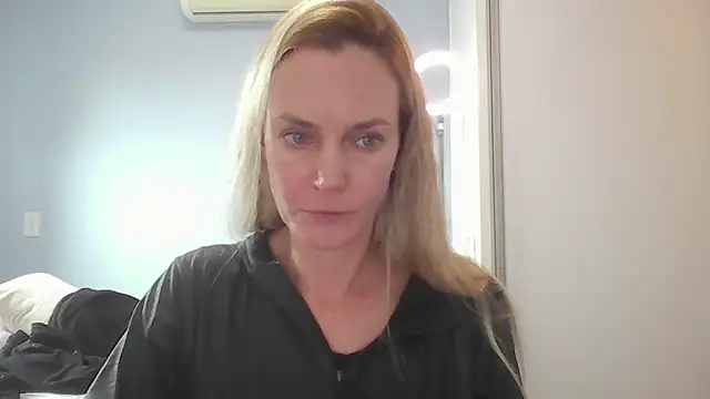 Annylove1 online show from May 15, 2026, 4:47 pm