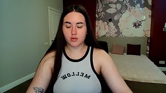 Snapshot of Roxie_Bradley chatting on June 27, 2026, 5:34 am Roxie Bradley online show from June 27, 2026, 5:34 am