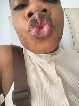  yisela  online show from March 22, 2026, 9:51 pm