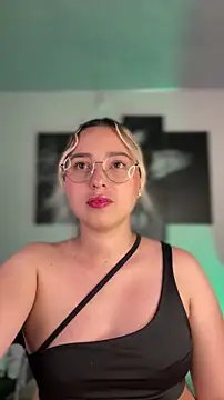 Irisweet  online show from February 4, 2026, 10:15 pm