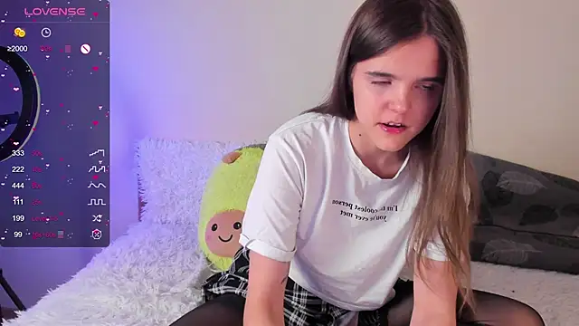 Snapshot of Ema_X_Love chatting on February 5, 2026, 8:13 pm Ema X Love online show from February 5, 2026, 8:13 pm