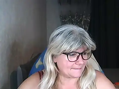 Snapshot of Diana_49 chatting on November 6, 2025, 6:53 pm Diana 49 online show from November 6, 2025, 6:53 pm