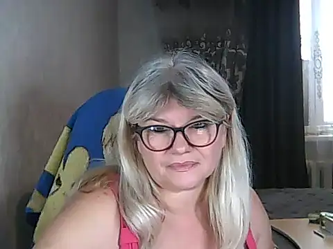 Snapshot of Diana_49 chatting on November 25, 2025, 9:42 am Diana 49 online show from November 25, 2025, 9:42 am