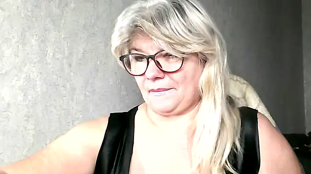 Snapshot of Diana_49 chatting on December 3, 2025, 10:52 pm Diana 49 online show from December 3, 2025, 10:52 pm