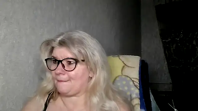 Snapshot of Diana_49 chatting on February 5, 2026, 7:35 am Diana 49 online show from February 5, 2026, 7:35 am