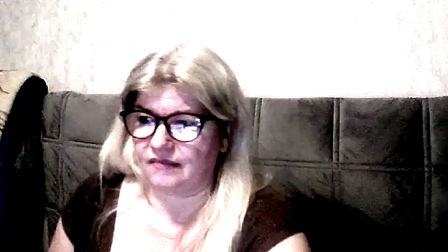 Snapshot of Diana_49 chatting on February 19, 2026, 9:22 pm Diana 49 online show from February 19, 2026, 9:22 pm